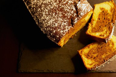 Lezzetli sünger keki ve cam şeker tabakta.