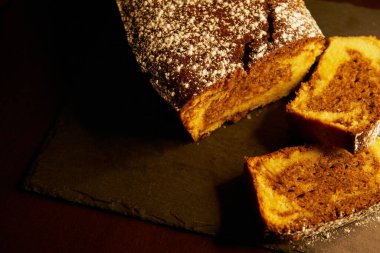 Lezzetli sünger keki ve cam şeker tabakta.