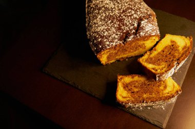 Lezzetli sünger keki ve cam şeker tabakta.