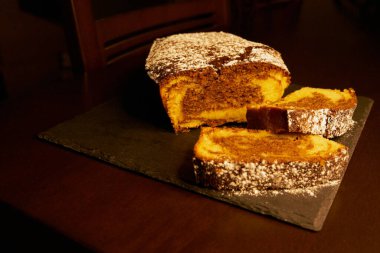 Lezzetli sünger keki ve cam şeker tabakta.