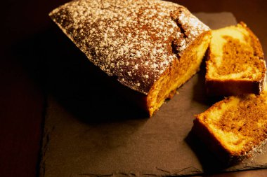 Lezzetli sünger keki ve cam şeker tabakta.