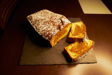 Lezzetli sünger keki ve cam şeker tabakta.