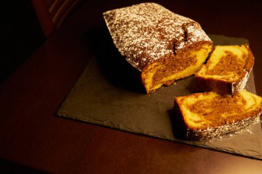 Lezzetli sünger keki ve cam şeker tabakta.