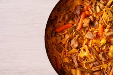 Biftek, havuç, yeşil fasulye, patates, mantar ve soğanlı lezzetli güveç.