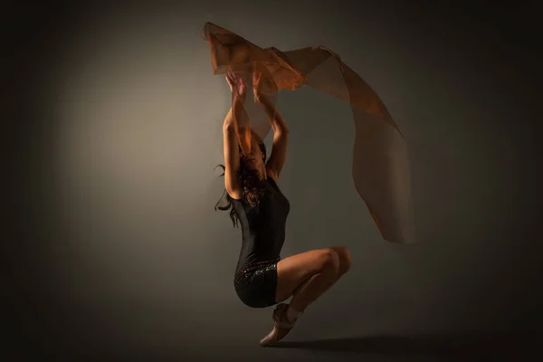 Gracieuze Ballet Danser Klassieke Ballerina Dansen Geïsoleerd Grijze Studio Achtergrond — Stockfoto