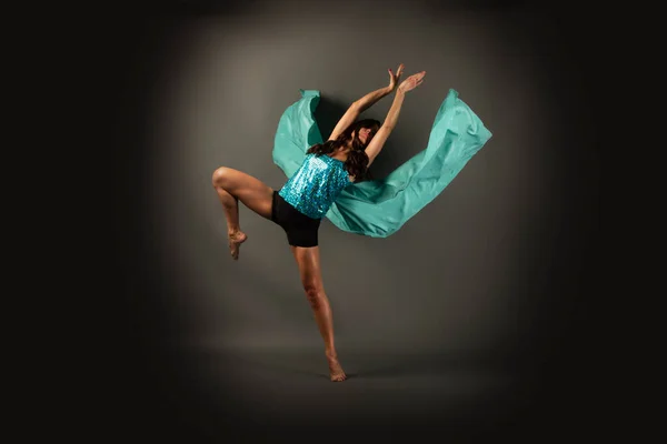 Una Ballerina Posa Con Panno Volante Facendo Figura Una Farfalla — Foto Stock