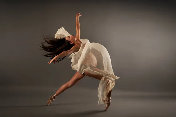 Giovane Ballerina Incinta Che Esegue Posa Del Balletto Classico Con — Foto Stock