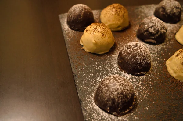 라즈베리와 코코넛이 초콜릿 봉합선 — 스톡 사진