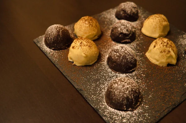 라즈베리와 코코넛이 초콜릿 봉합선 — 스톡 사진