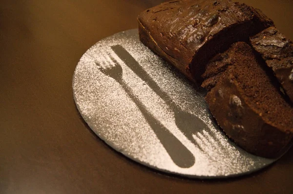 유약이든 설탕이 화이트 초콜릿 케이크를 집으로 가져간다 — 스톡 사진