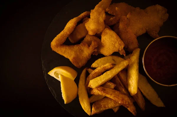 Frango Assado Com Batatas Fritas Ketchup Fatias Limão Prato Ardósia — Fotografia de Stock