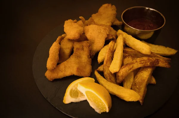 Frango Assado Com Batatas Fritas Ketchup Fatias Limão Prato Ardósia — Fotografia de Stock