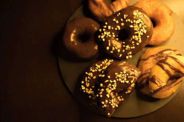 Крупный План Вкусных Шоколадных Пончиков Миндалем Сахаром Кусочки Сложены Шиферной — стоковое фото