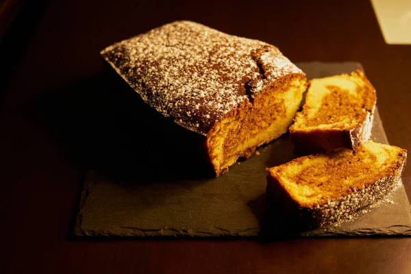 Lezzetli sünger keki ve cam şeker tabakta.