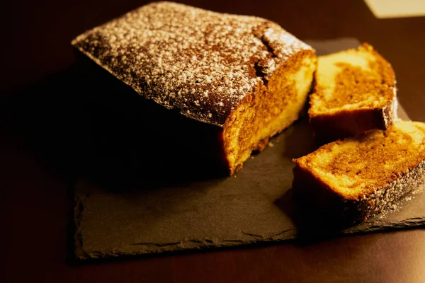 Delicioso Pastel Esponja Con Azúcar Vidrio Plato Pizarra — Foto de Stock