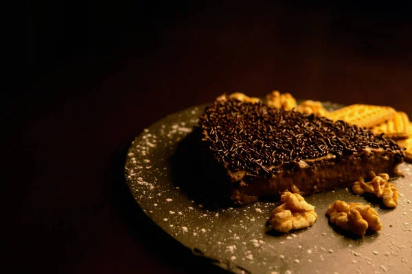 Porción Pastel Chocolate Con Chispas Chocolate Almendras Galletas Servidas Plato —  Fotos de Stock