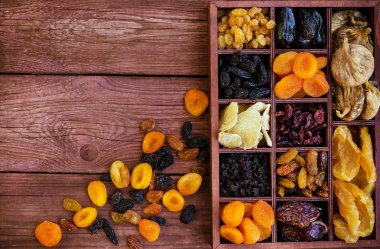 Ahşap kutusunda karışık Kuruyemiş