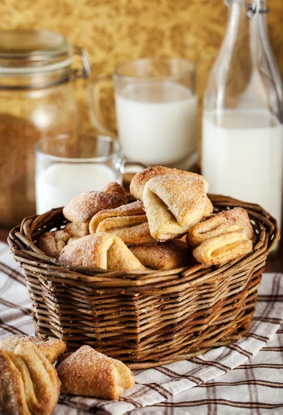 Hembakade kakor och mjölk — Stockfoto