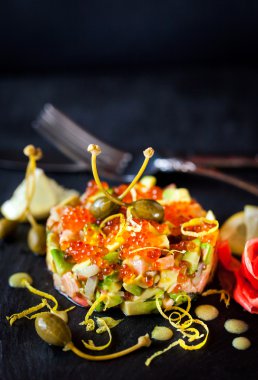 Kırmızı havyar, somon ve avokado tartar