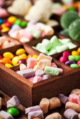 Şeker ve tatlılar ahşap kutusunda karışımı 