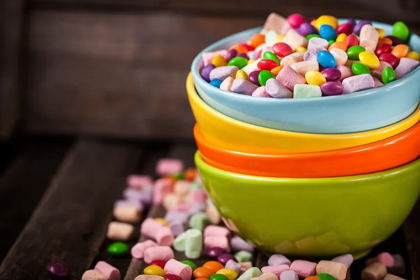 Mezcla de caramelos en cuencos — Foto de Stock