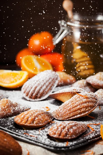 Помаранчеве та медове печиво з мадленів — стокове фото