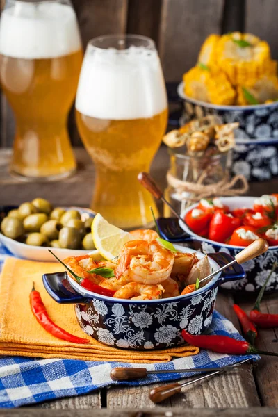Selección de tapas y cerveza españolas — Foto de Stock