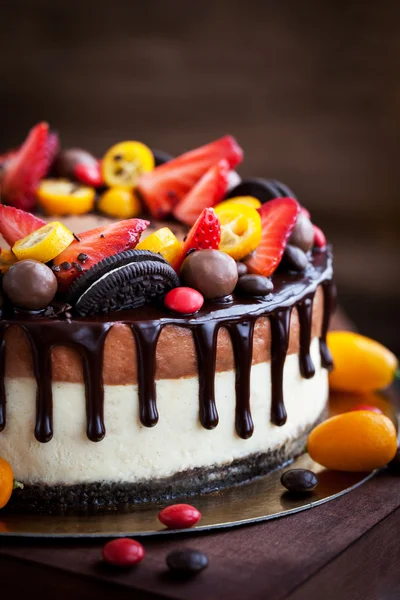 Chocolate cheesecake decorated with fresh fruits — Stock Photo, Image