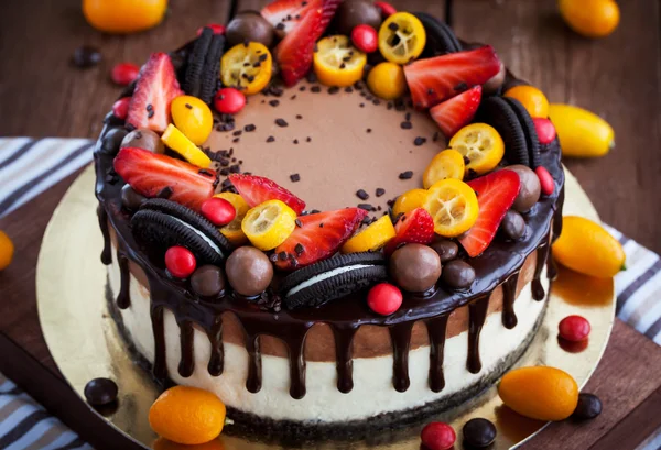 Chocolate cheesecake decorated with fresh fruits — Stock Photo, Image