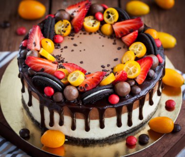 Çikolatalı cheesecake taze meyve ile dekore edilmiştir. 