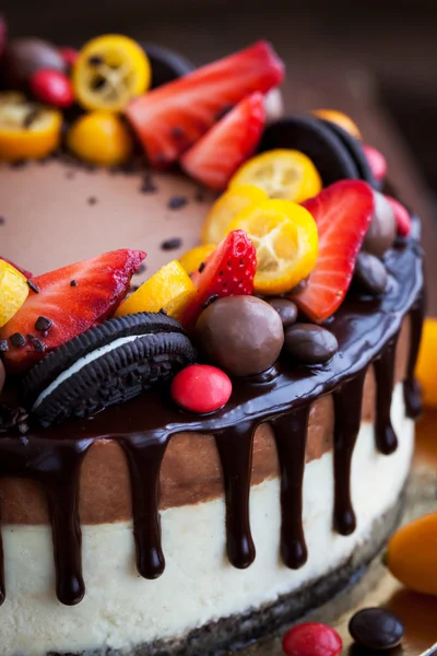 Csokoládés sajttorta díszített, friss gyümölcsökkel — Stock Fotó