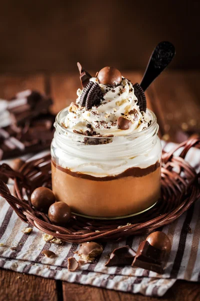 Chocolademousse met slagroom versierd — Stockfoto