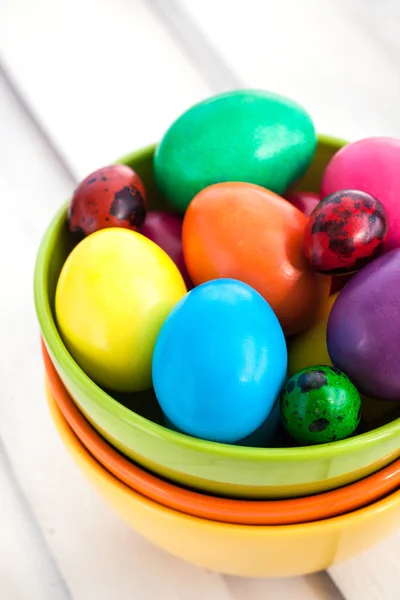 Coloridos huevos de Pascua pintados —  Fotos de Stock