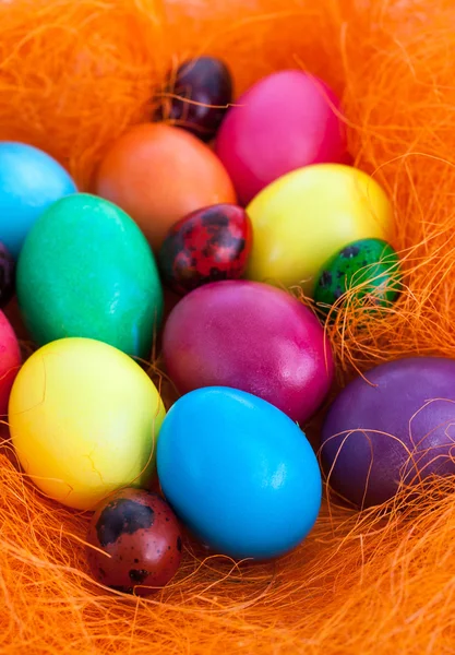 Coloridos huevos de Pascua pintados —  Fotos de Stock