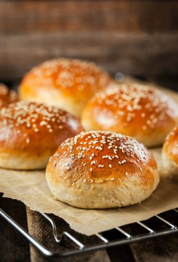 Taze ev yapımı hamburger çörekleri. 