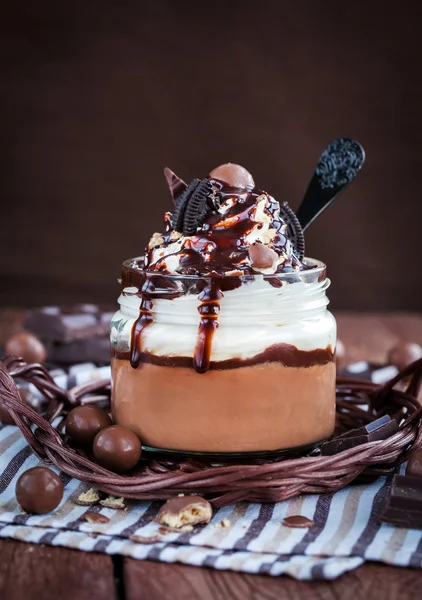 Chocolate mousse decorated with whipped cream — Stock Photo, Image