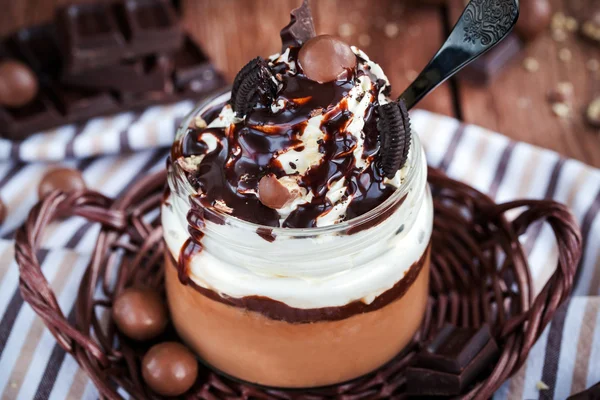 Schokoladenmousse mit Schlagsahne verziert — Stockfoto