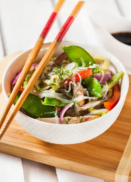 Glass noodles with vegetables and chicken — Stock Photo, Image