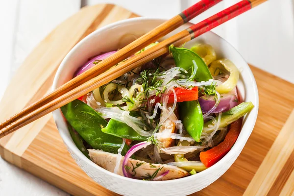 Glass noodles with vegetables and chicken — Stock Photo, Image