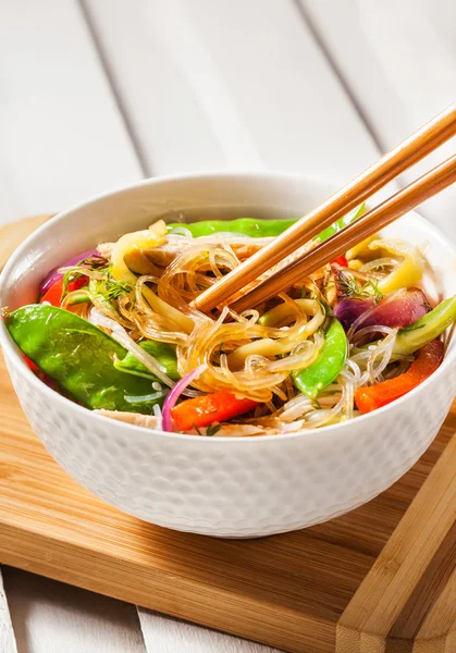 Glass noodles with vegetables and chicken — Stock Photo, Image