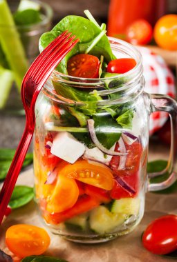 Cam Kavanoz içinde taze sağlıklı sebze salatası