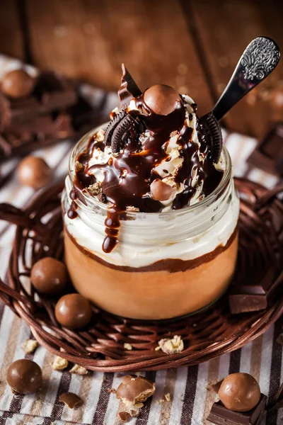 Chocolate mousse decorated with whipped cream — Stock Photo, Image