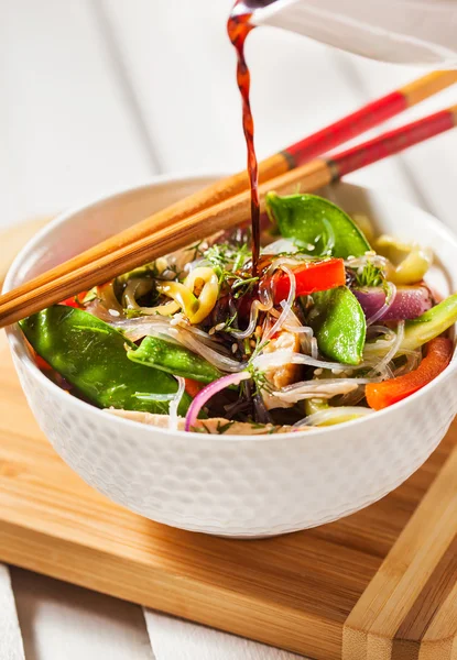 Glass noodles with vegetables and chicken — Stock Photo, Image