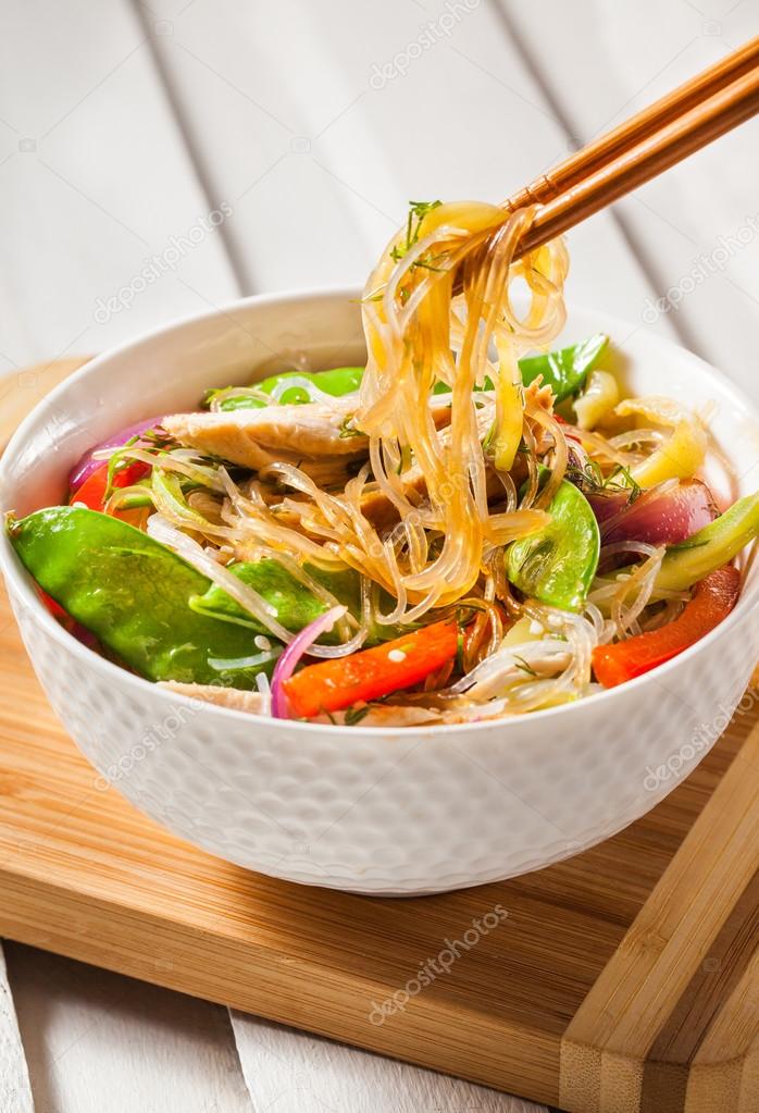 wok med glasnudlar och kyckling