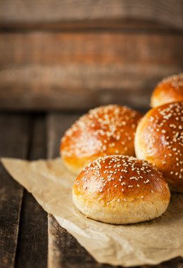 Taze ev yapımı hamburger çörekleri. 