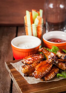 Bal ve soya ile pişmiş sıcak tavuk kanadı