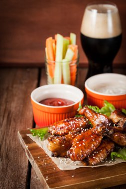 Bal ve soya, susam ile tepesinde ile pişmiş sıcak tavuk kanadı