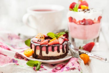Çilek ve çikolata ile dekore edilmiş lezzetli mini cheesecake