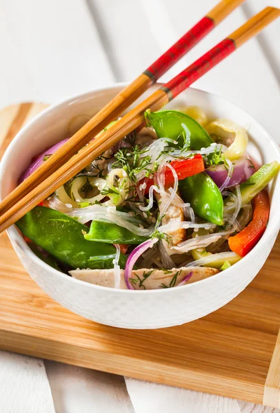 Glass noodles with vegetables and chicken — Stock Photo, Image