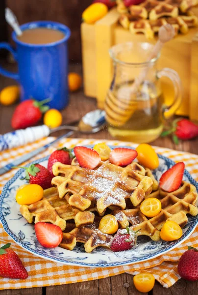 Belgische pompoen wafels versierd met vers fruit — Stockfoto